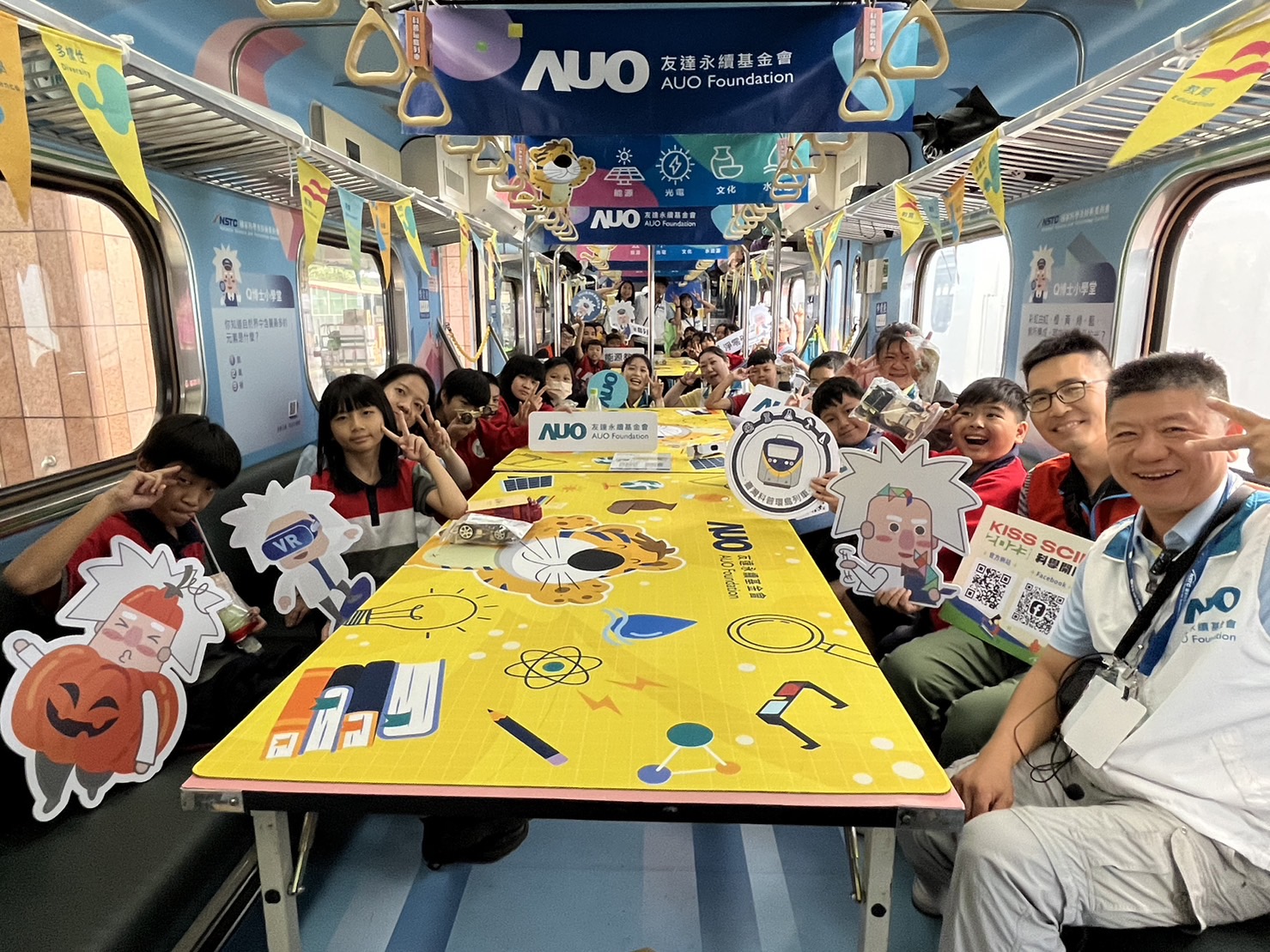 DG视讯永續基金會參與「臺灣科普環島列車」，設計基礎科學車廂課程，以「淨零碳排和永續能源」為主題，讓學生透過創意實驗認識淨零知識，以及思考生活中的減碳行為