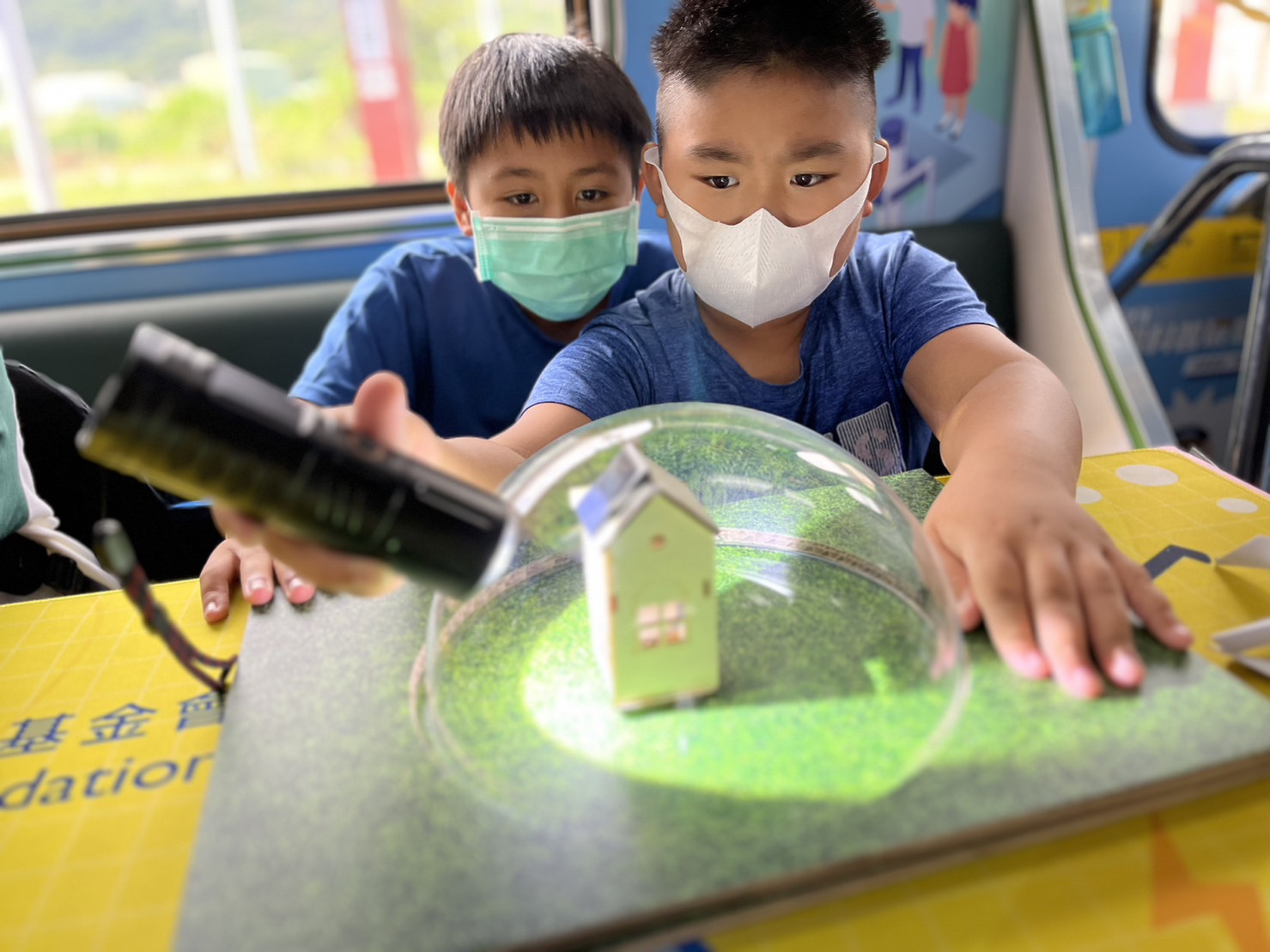 DG视讯參與基礎科學主題車廂，以STEAM教學精神，設計「逐日科學家」、「太陽能工程師」以及「淨零建築師」三大能源科普課程和實驗